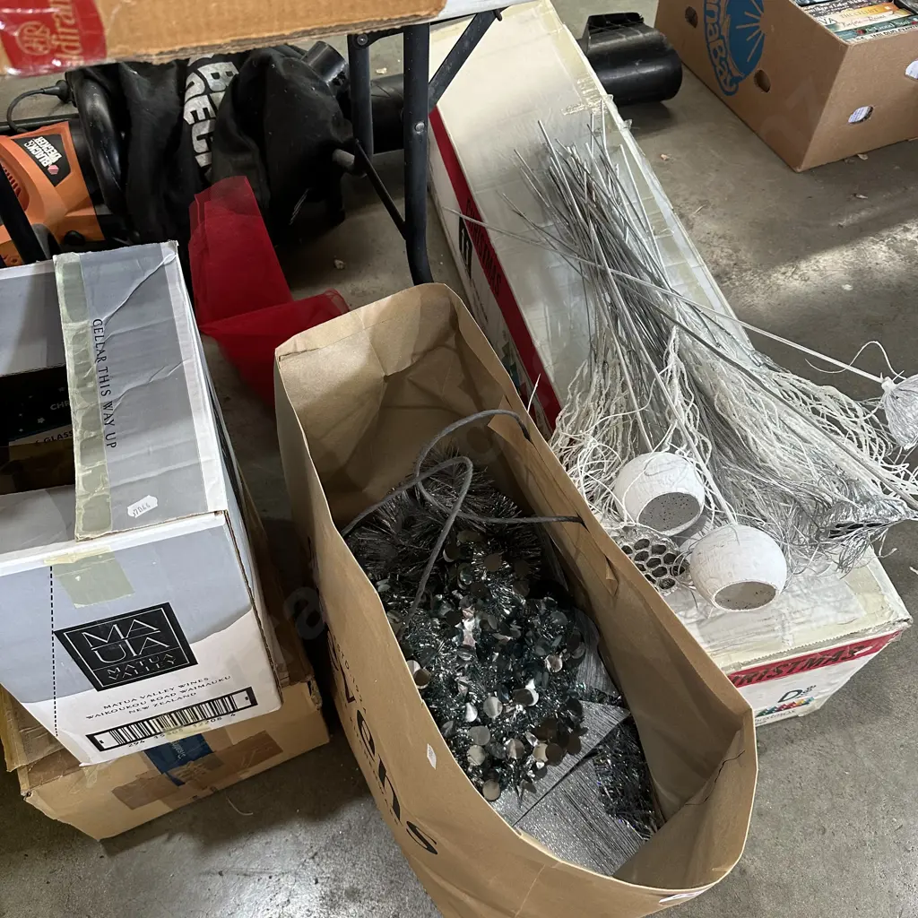 Good xmas decorations and tree Image 1++