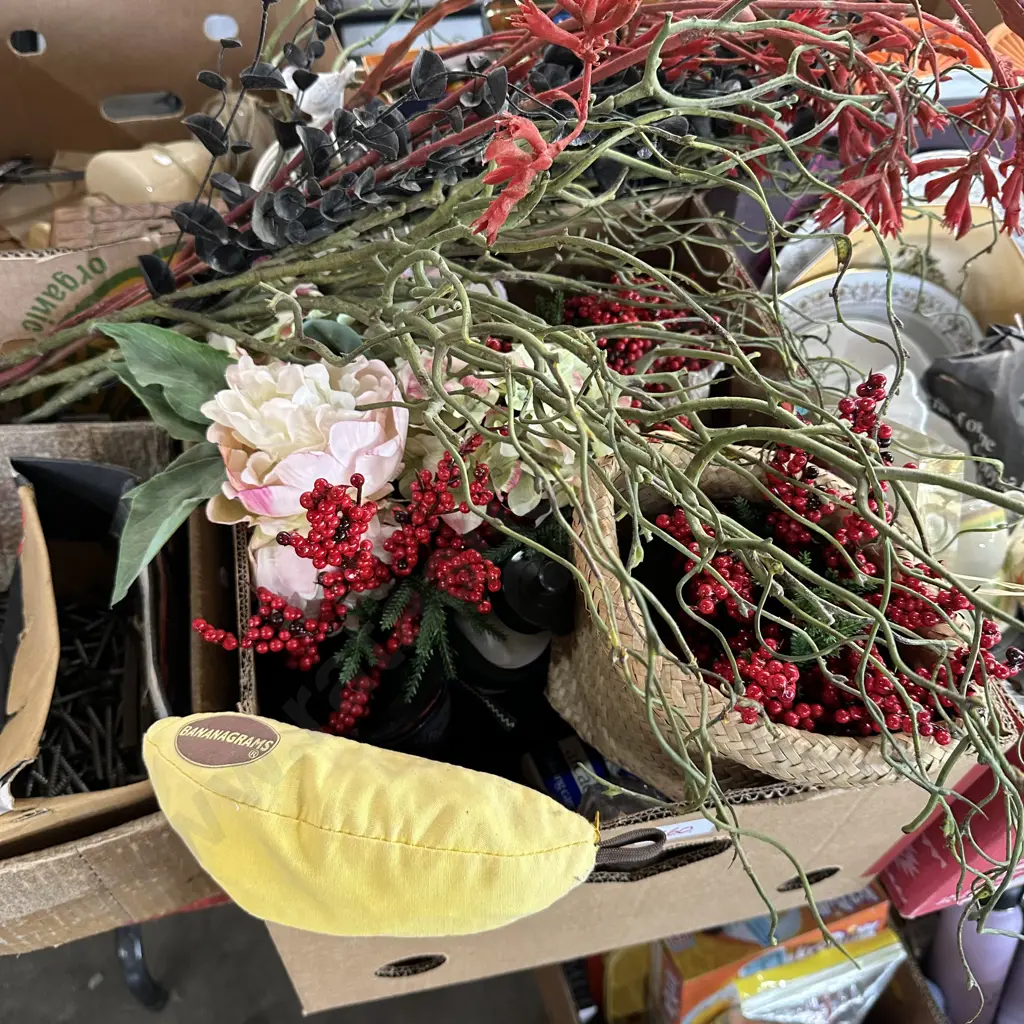 bananagrams, decorations , candles etc Image 1++