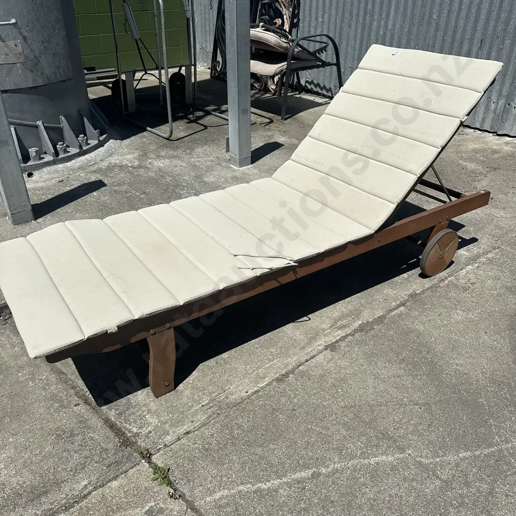 Pool side lounger Image 1++