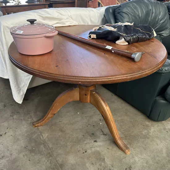 Round dining table