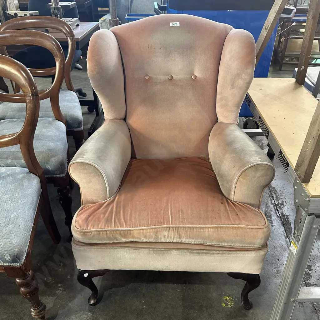 Wing back chair, very average Image 1++