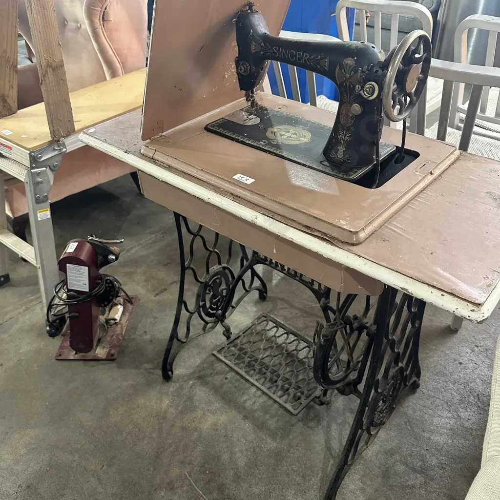 Treadle sewer Image 1++