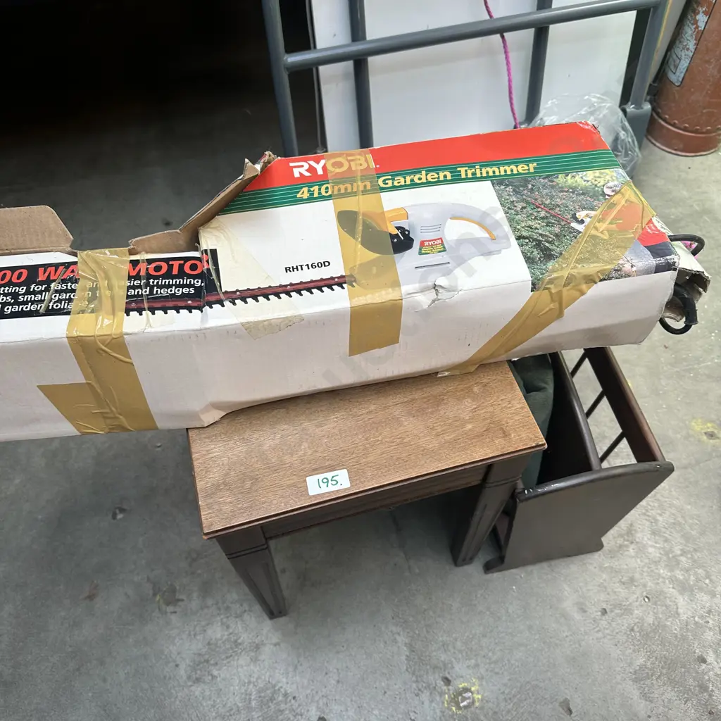 trimmer, mag stand and side table Image 1++