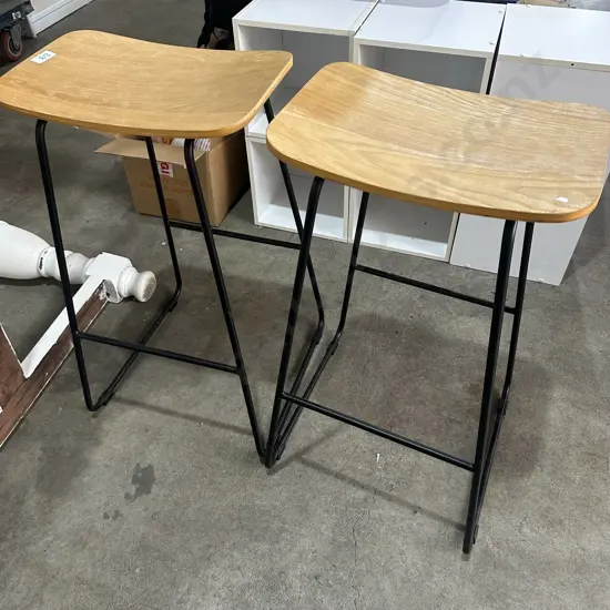 Pr ply and metal bar stools