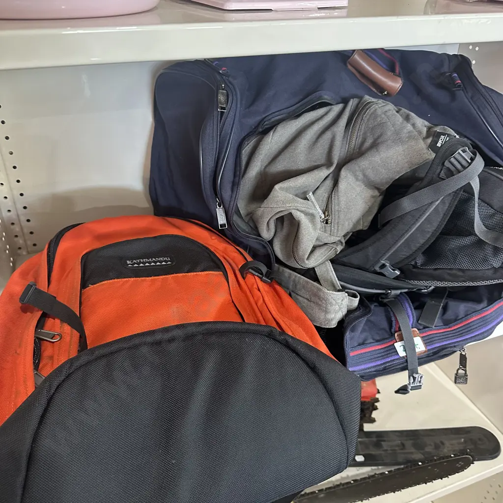 Shelf lot of bags Image 1++