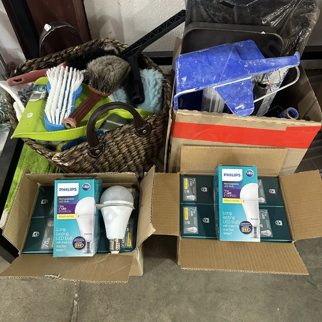 Large lot of cleaning mops, brushes, painting gear and lamps. (2pics) Image 1++