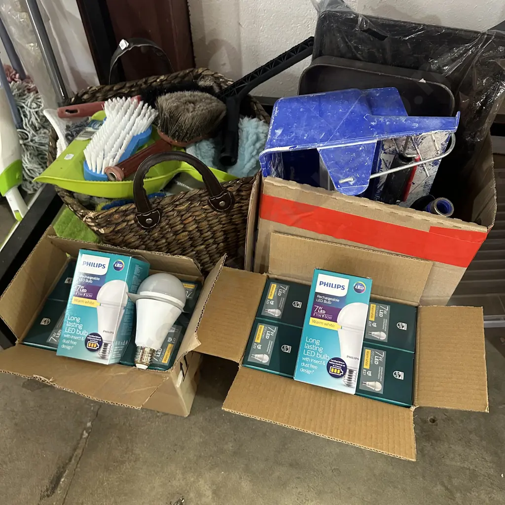 Large lot of cleaning mops, brushes, painting gear and lamps. (2pics) Image 1++