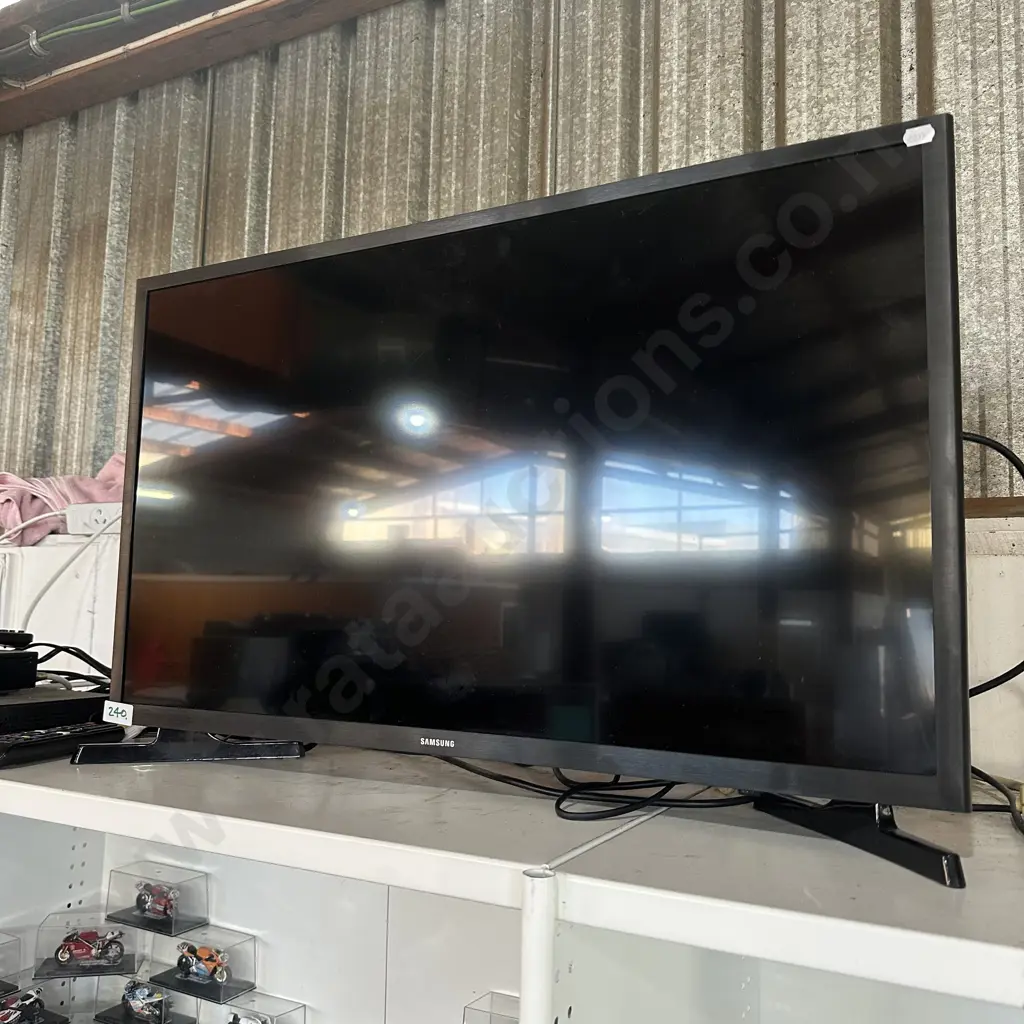 Samsung TV model - UA32T5300AS Image 1++