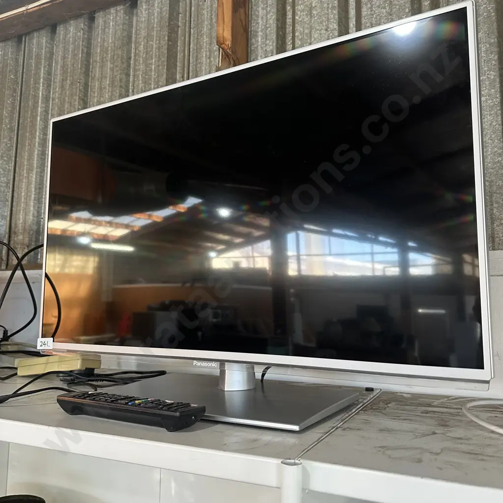 Panasonic TV Model - TH-L32E6Z Image 1++