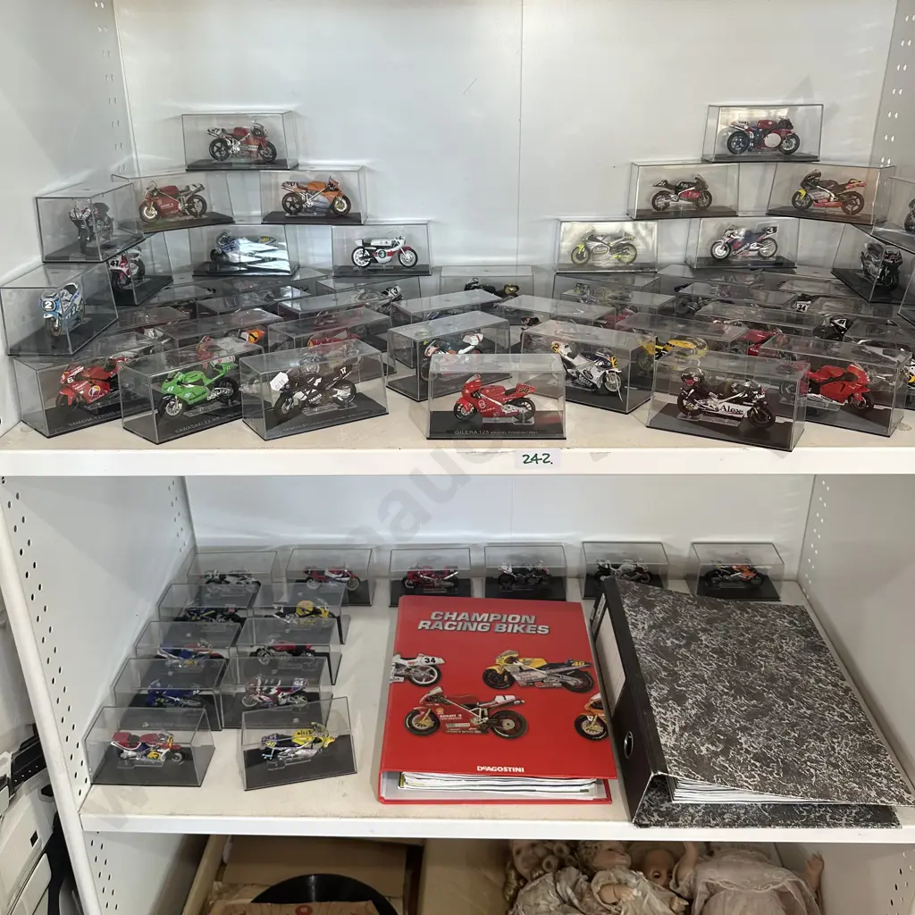 Large collection of model motorbikes including all accompanying magazines Image 1++
