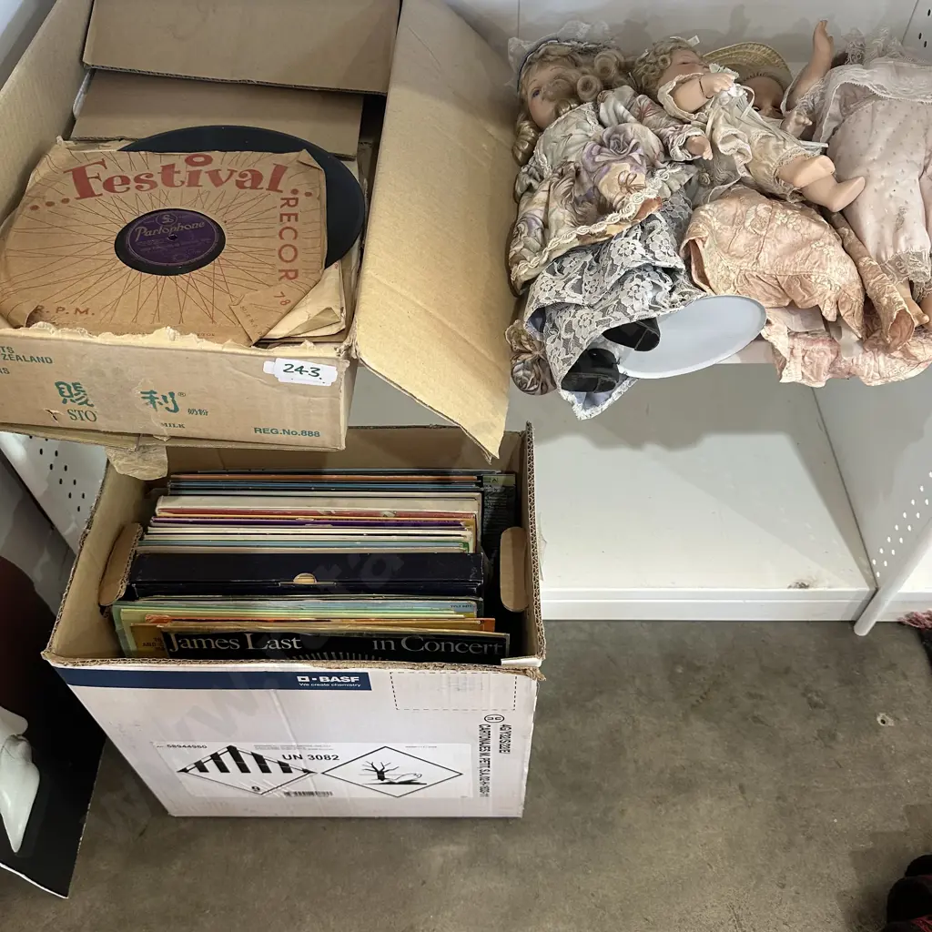 Records and dolls. Image 1++