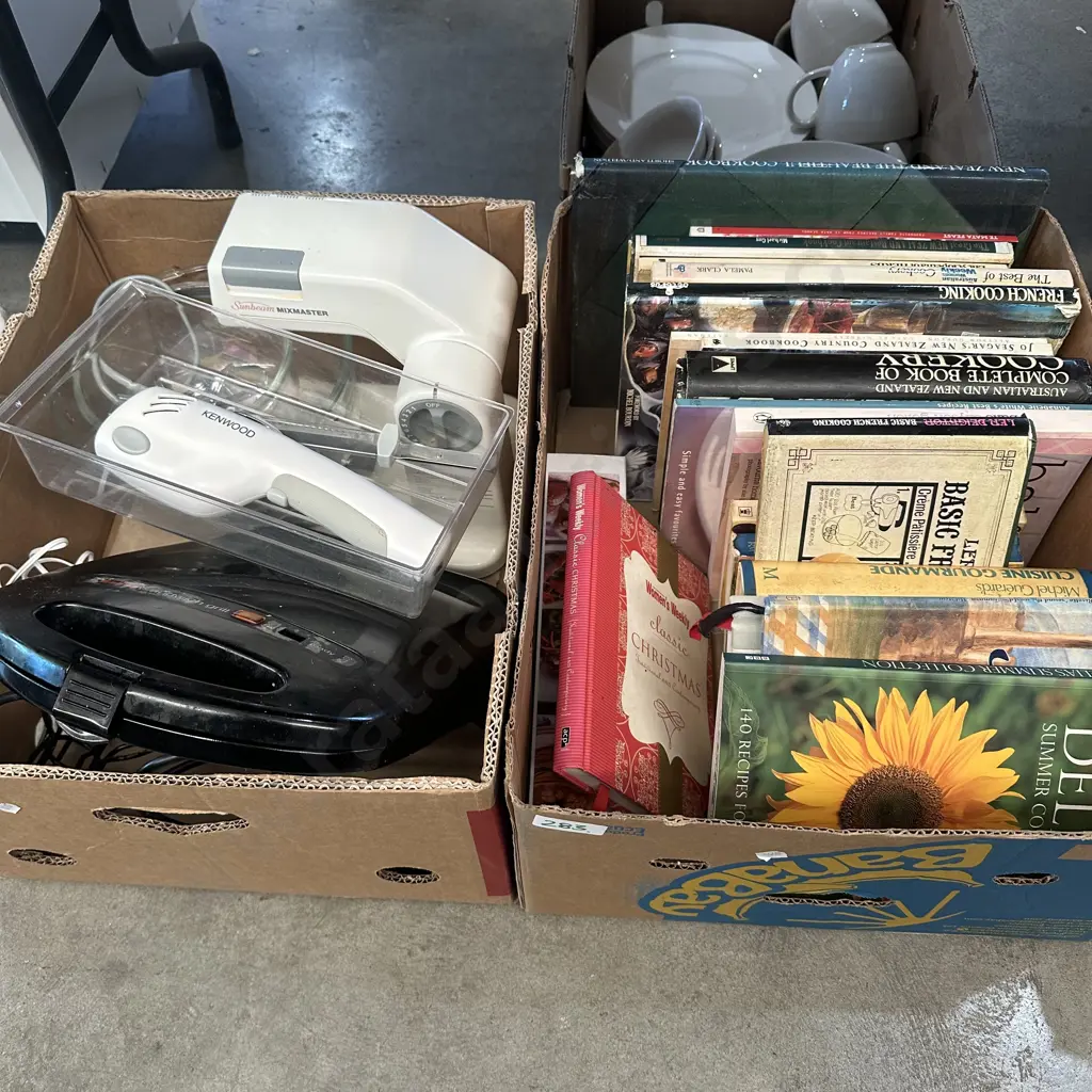 Two boxes mixer, electric knife and cookbooks. Image 1++