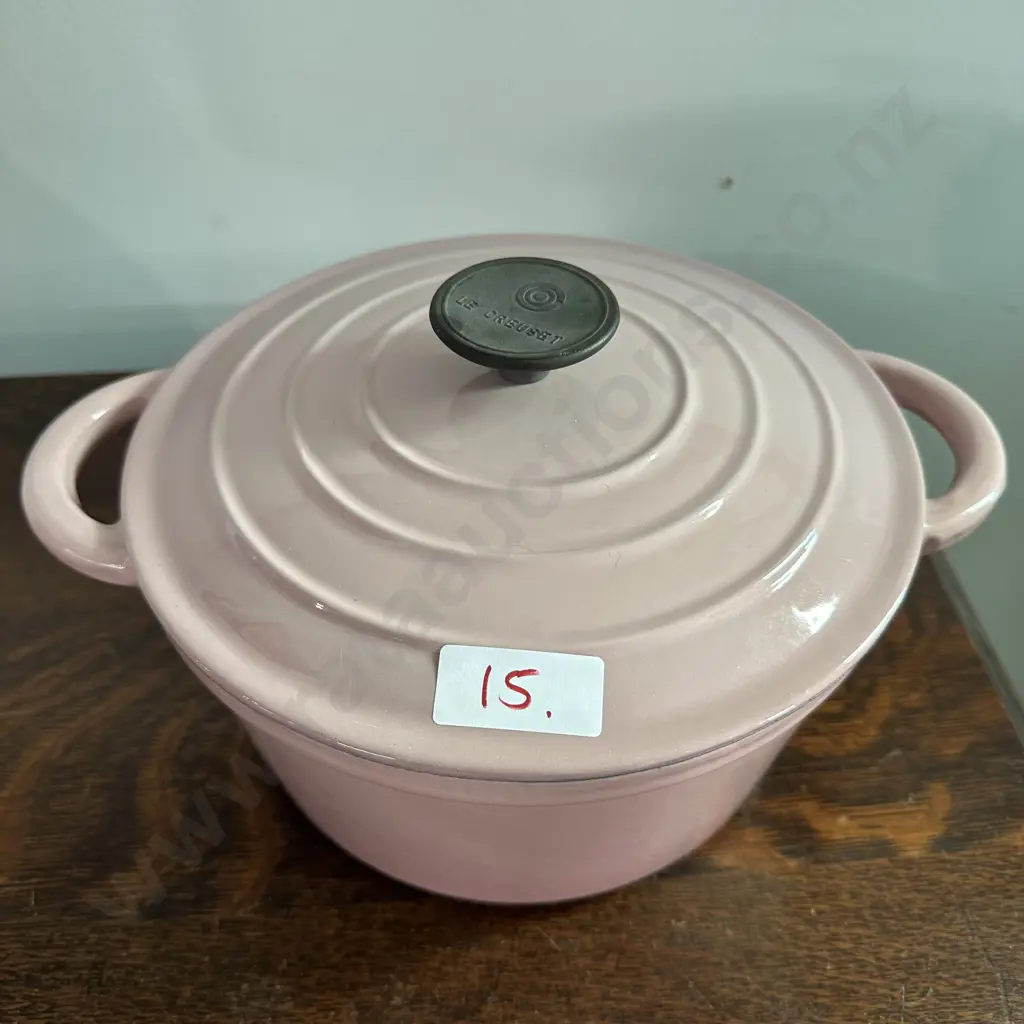 10inch oven pot has Le Crueset handle but not stamped on base Image 1++