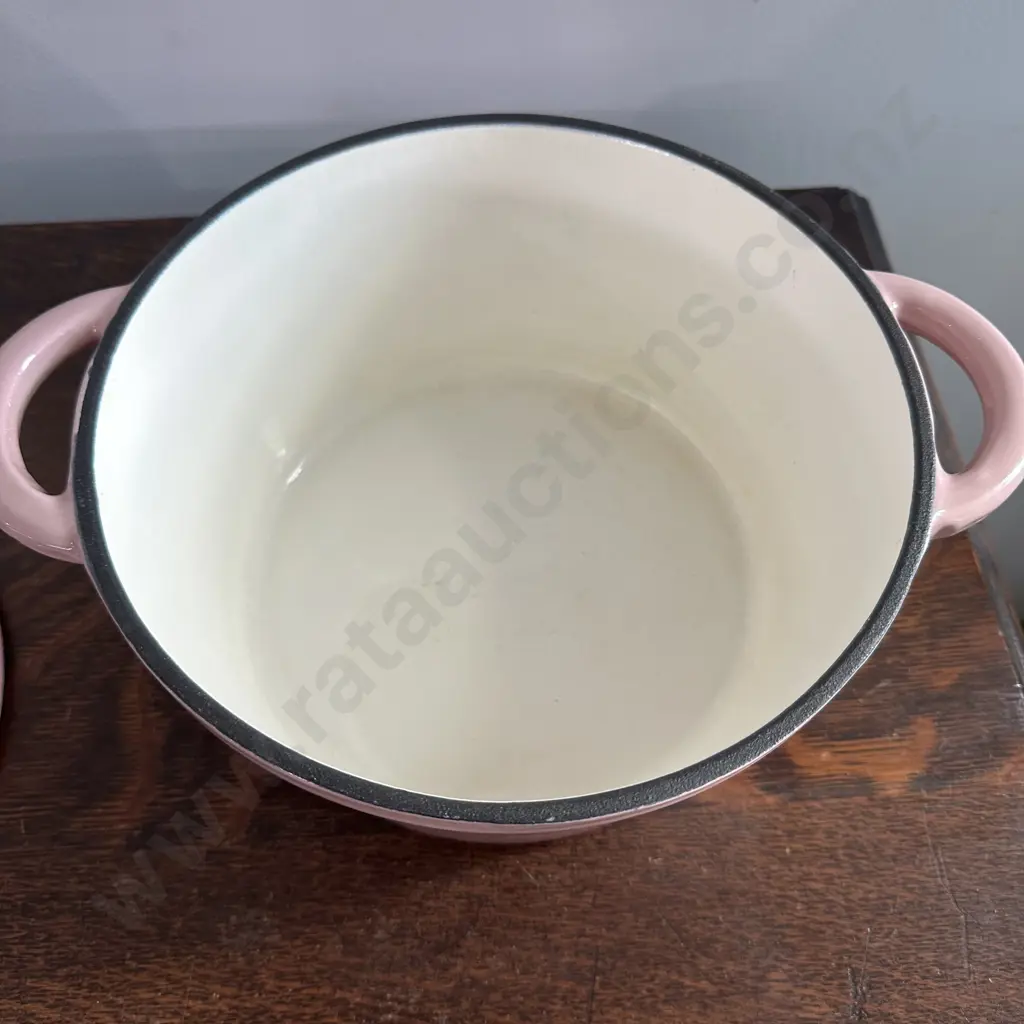 10inch oven pot has Le Crueset handle but not stamped on base Image 1++