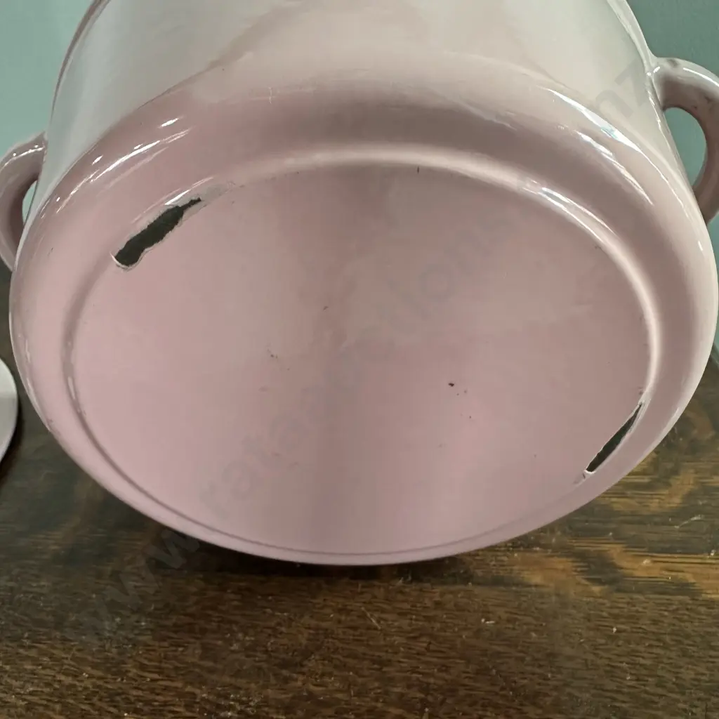 10inch oven pot has Le Crueset handle but not stamped on base Image 1++