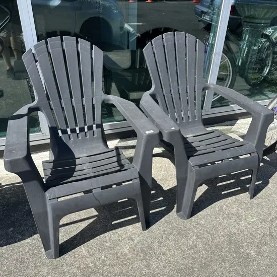 Pr plastic cape cod chairs