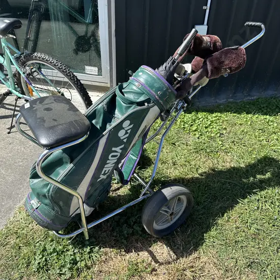 Golf clubs and trundler
