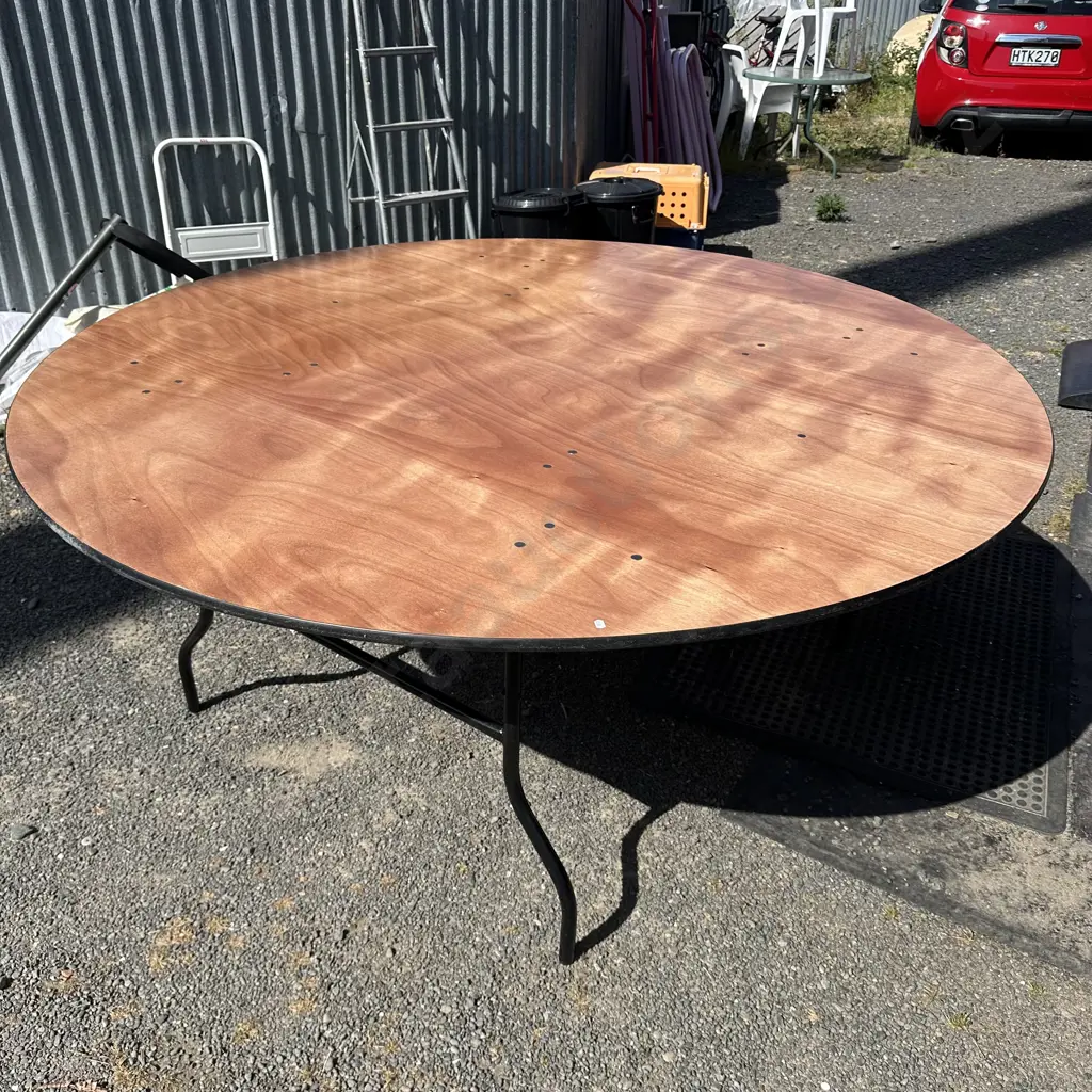 Large round trestle table 1830mm diameter Image 1++