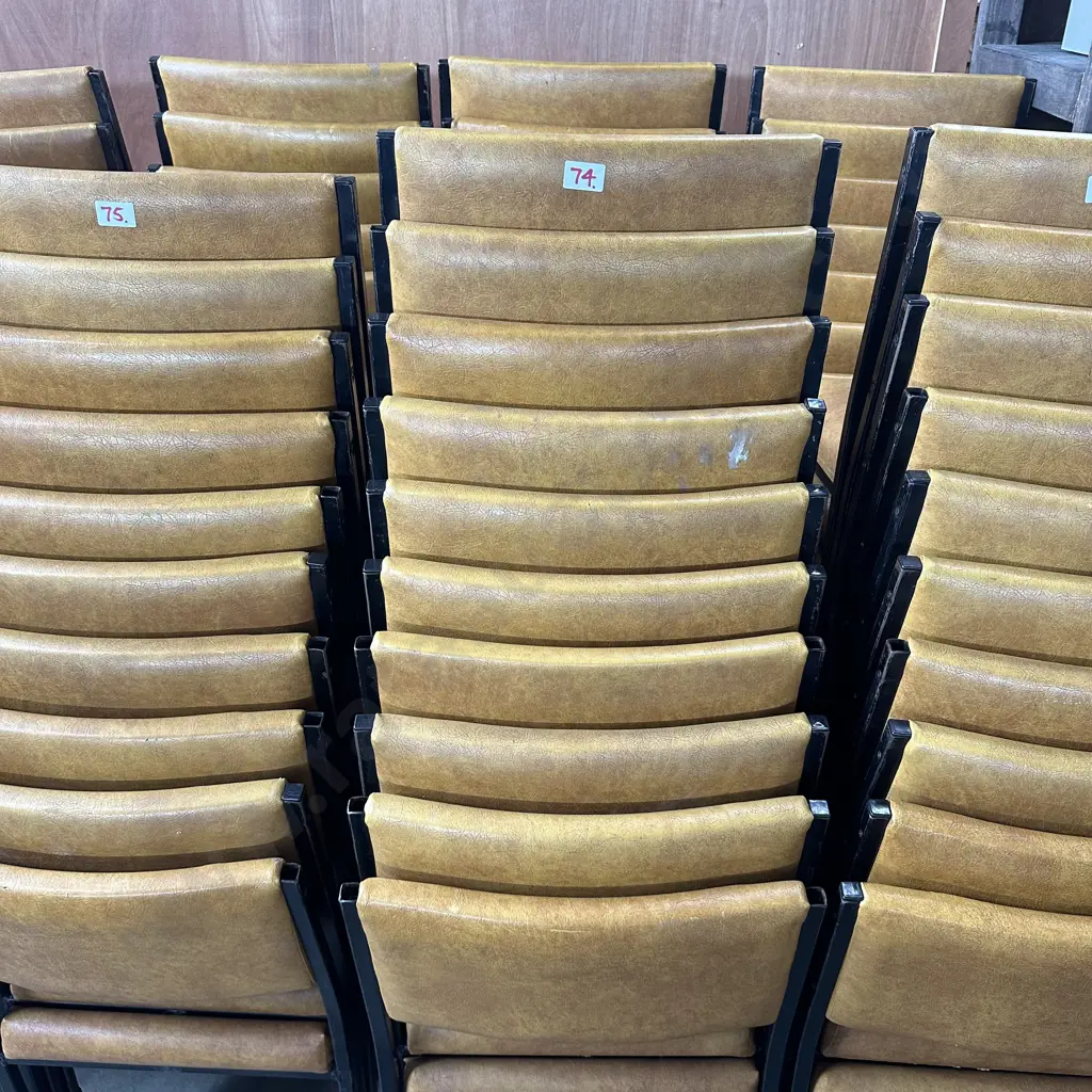 Set of 20 stackable chairs Image 1++
