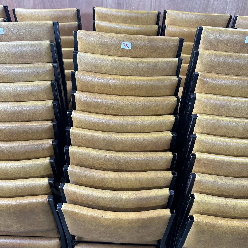 Set of 20 stackable chairs Image 1++