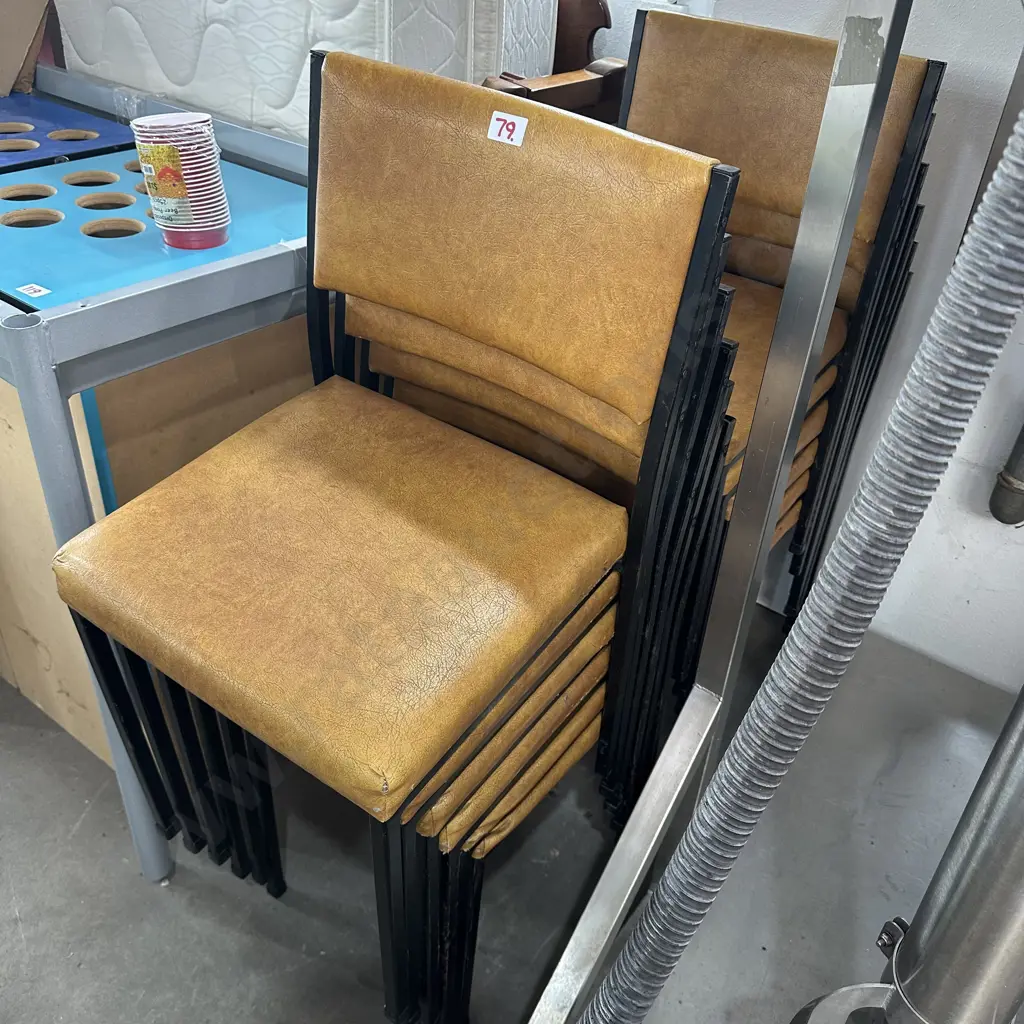 Set of 12 stackable chairs Image 1++