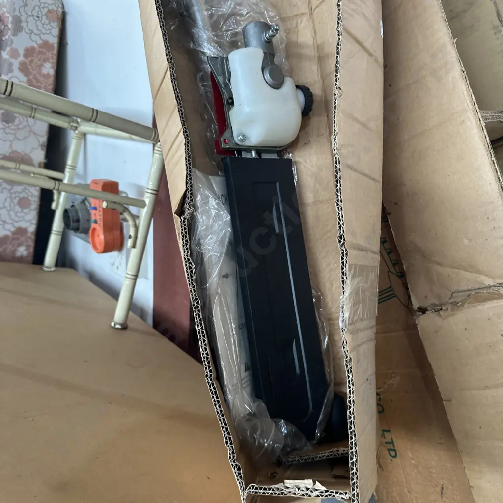 Petrol hedge trimmer and attachment Image 1++