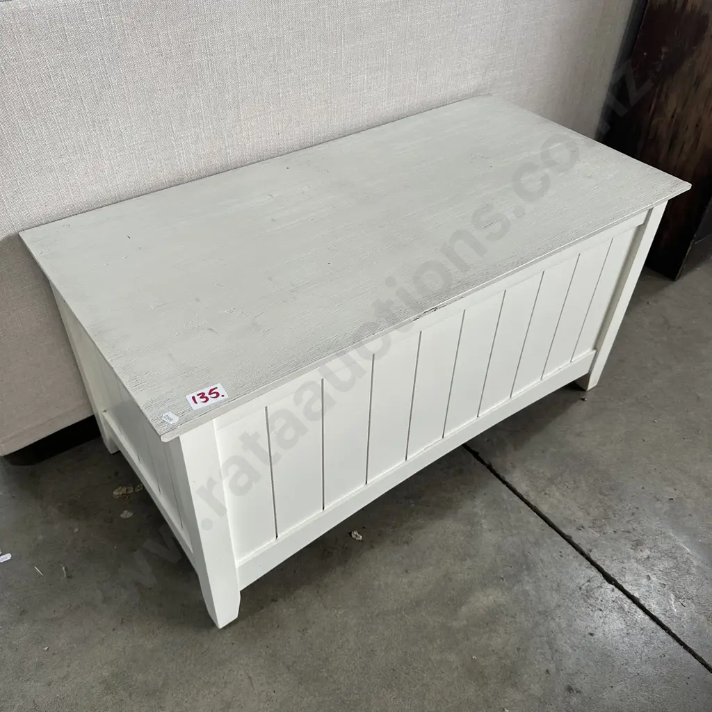 Blanket box and modern reading lamp Image 1++