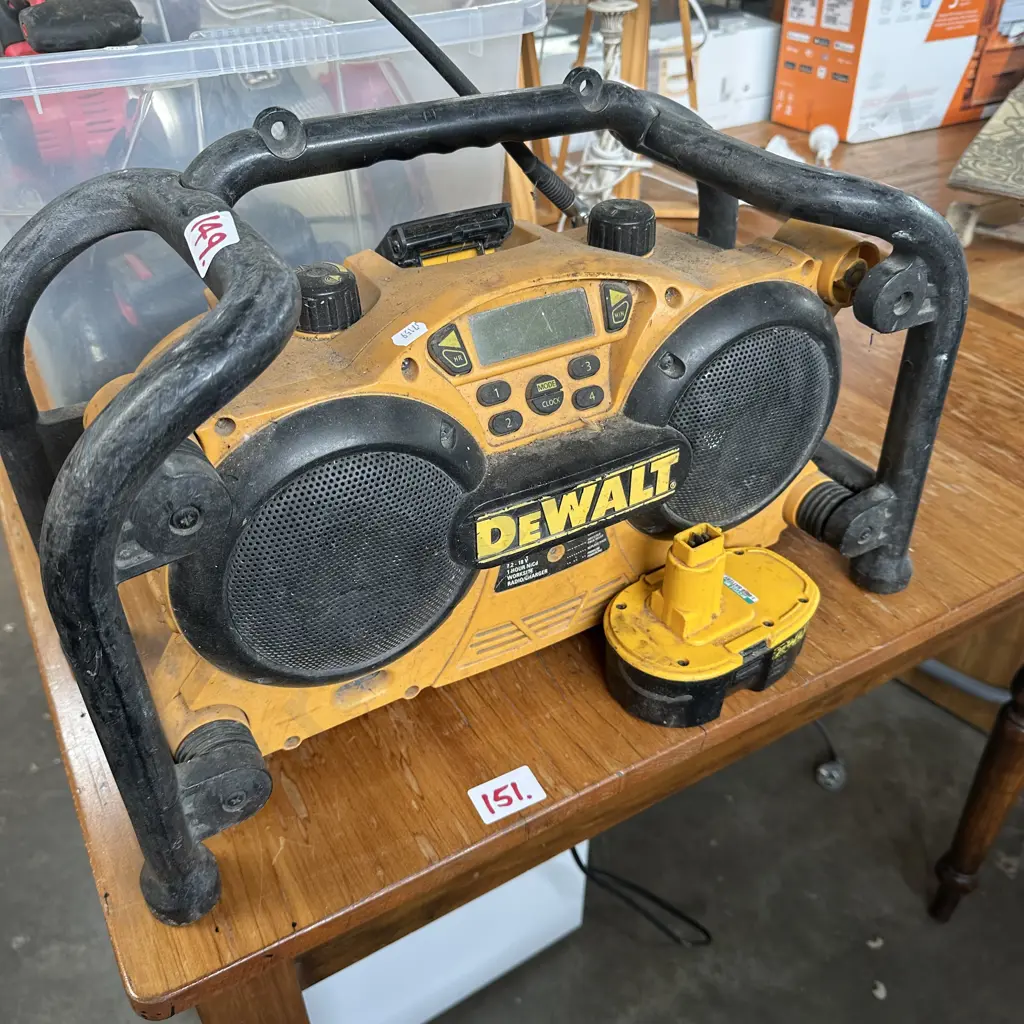 De Walt site radio and a battery Image 1++