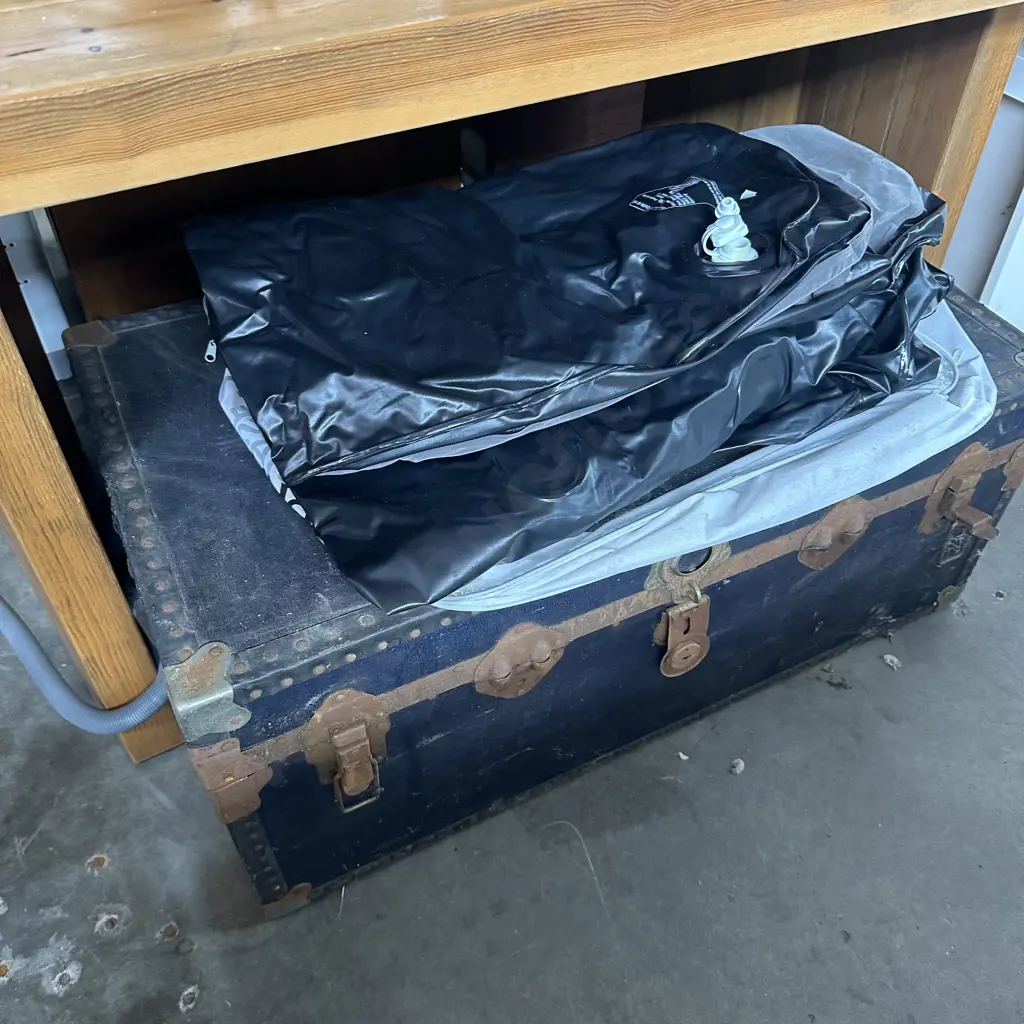 Trunk and double air bed Image 1++