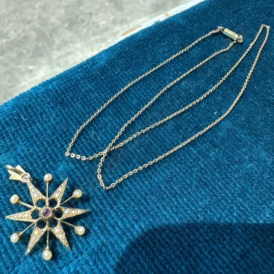 1g 9ct Gold 40cm chain plus Star pendent  with Pearls and center Amethyst.