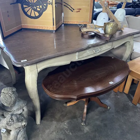 Chic dining table with 2 drawers