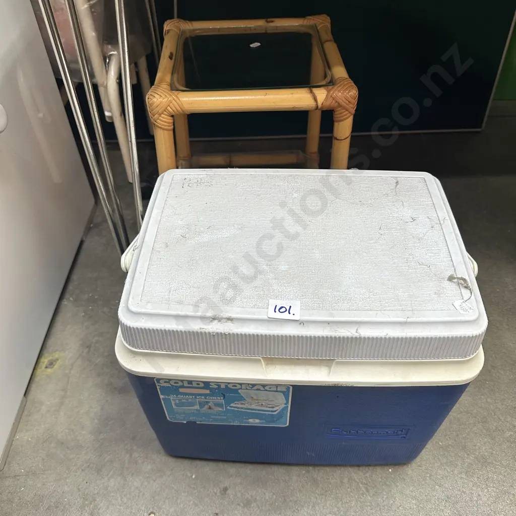 esky and side table Image 1++