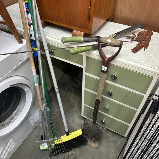 garden tools and metal Tui