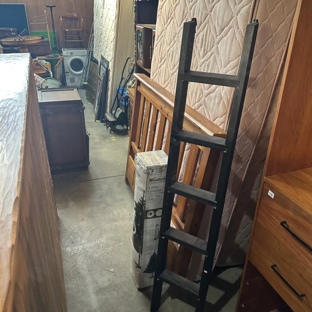 xmas tree and bunk ladder Image 1++