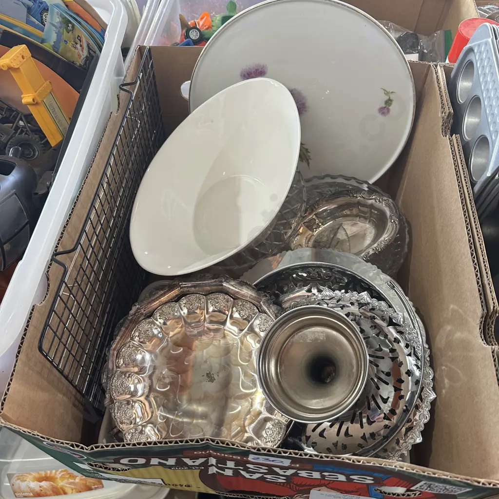 Box of silverware etc. Image 1++