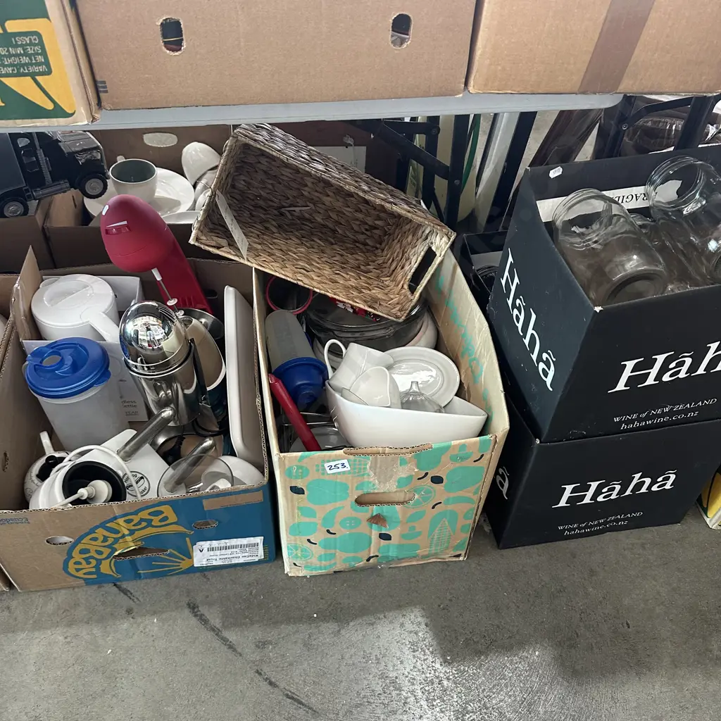 Two boxes kitchenware and Three boxes of jars. Image 1++