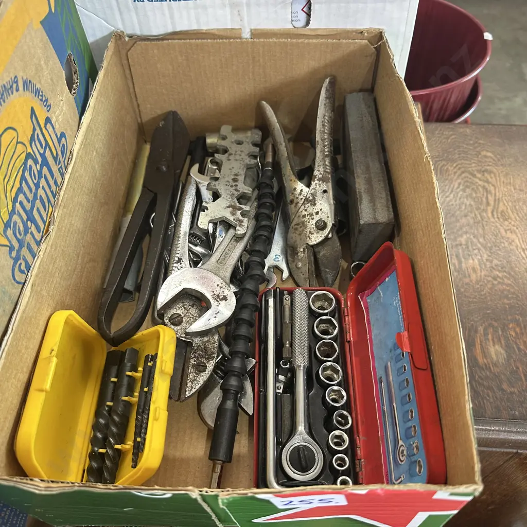 Tools including little socket set, screw extractor set. Image 1++