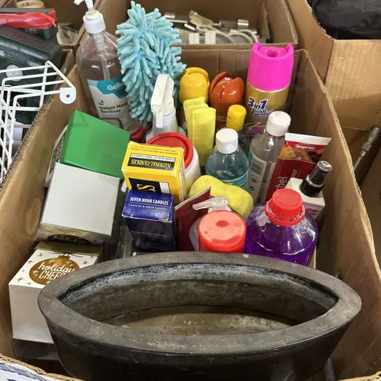 Box lot cleaning products etc.