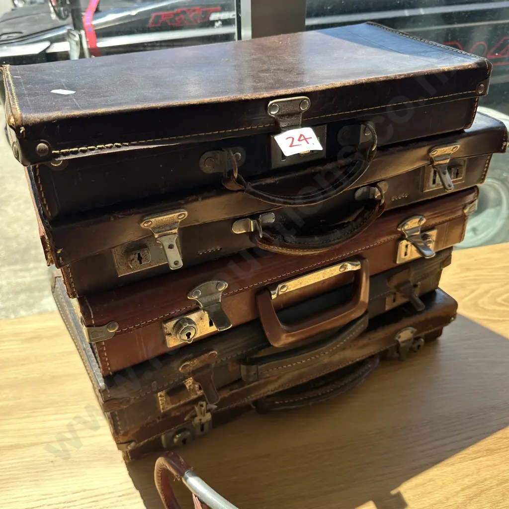 5 small leather cases Image 1++