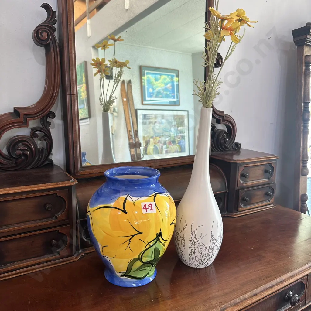 2 large vases Image 1++