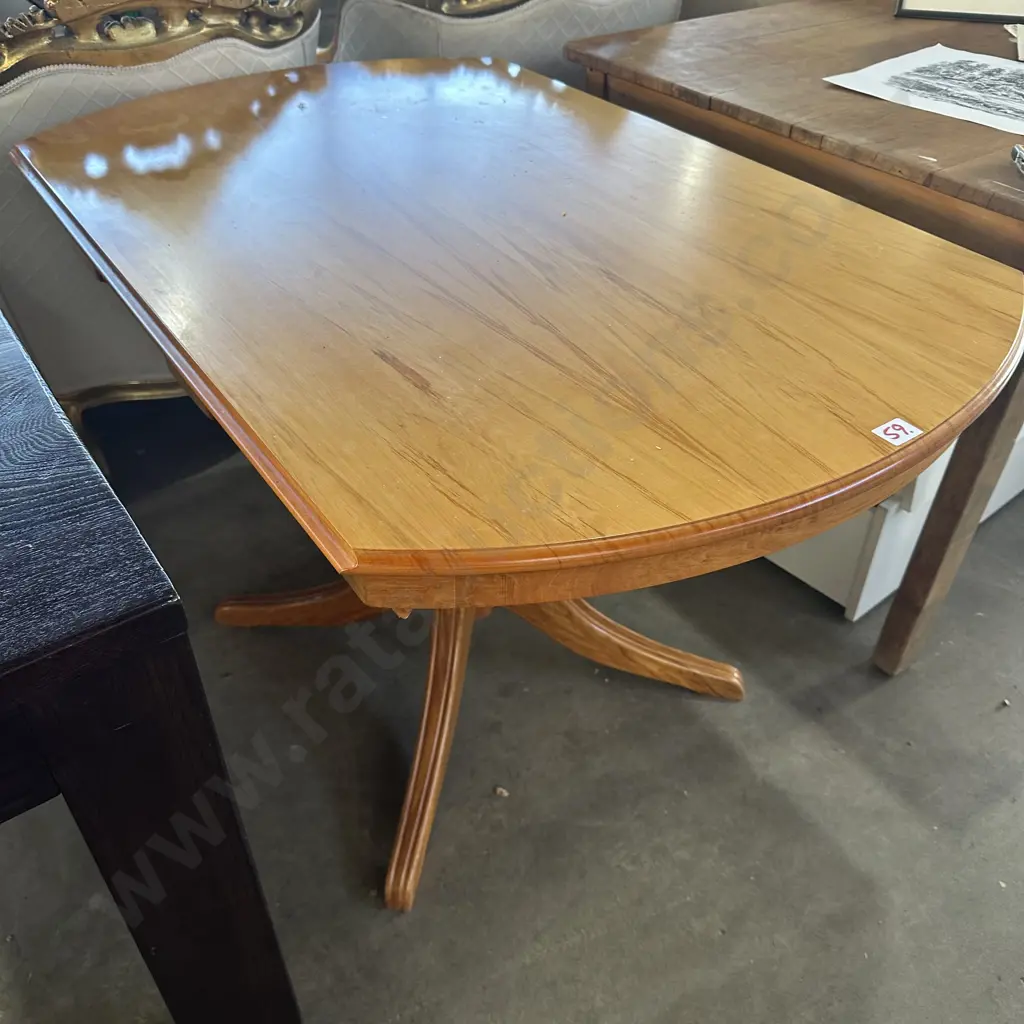 Rimu pedestal table Image 1++