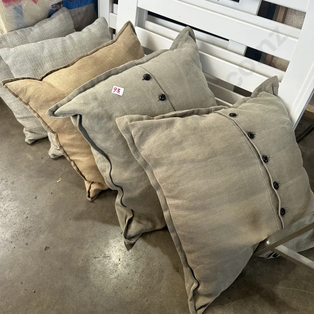 5 neutral hue cushions, 1 with feather fill Image 1++