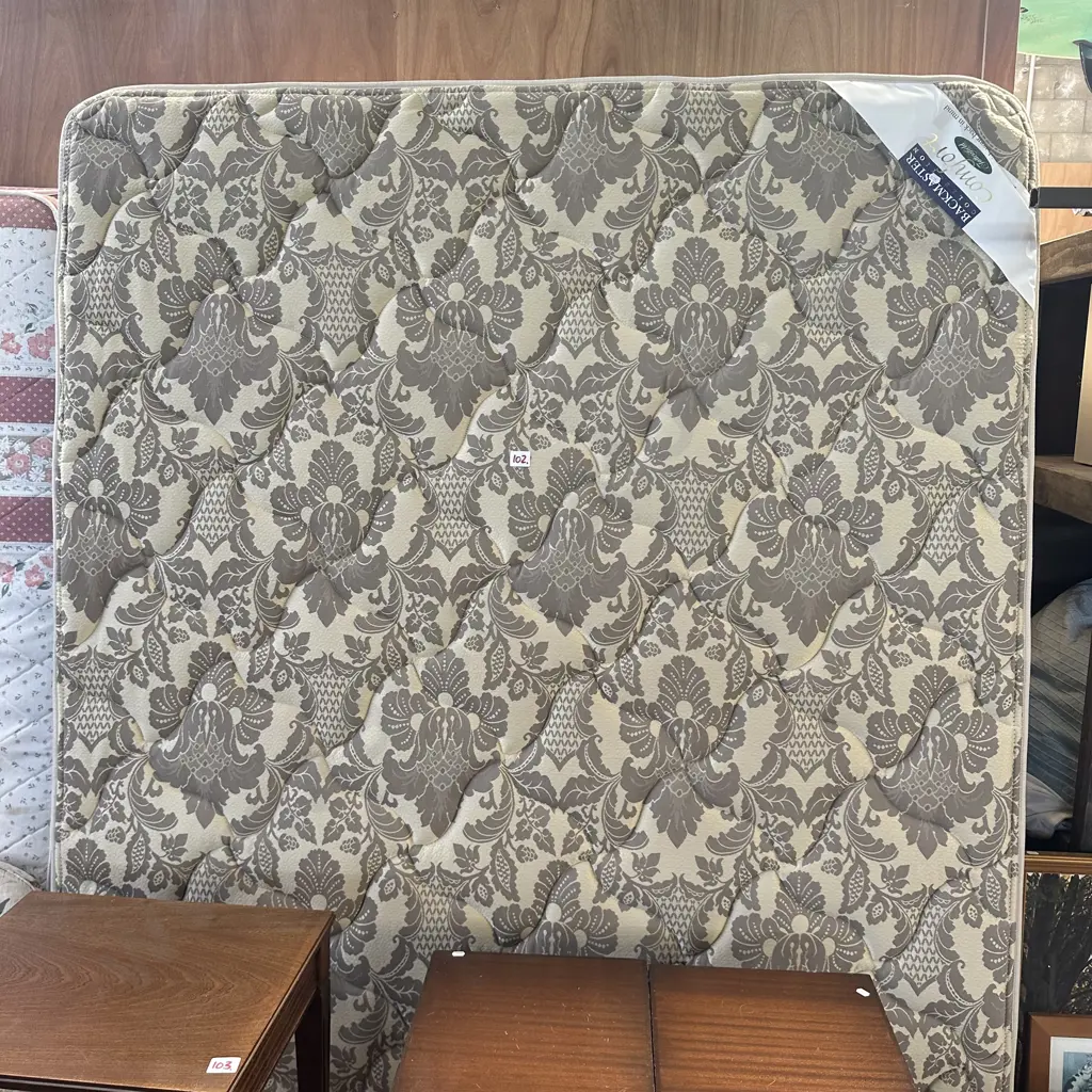 Queen bed - tidy Image 1++