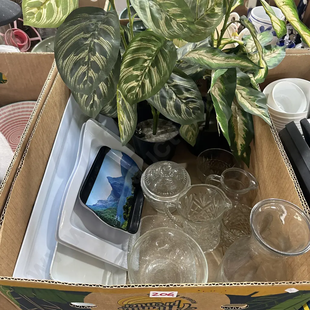 Artificial plants, plastic trays, glassware. Image 1++