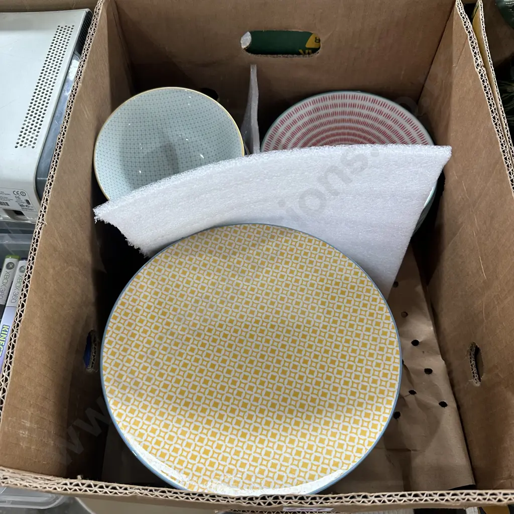 Colourful plates and bowls. Image 1++