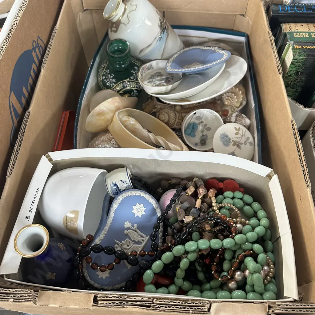 Box of costume jewellery and collectables Image 1++