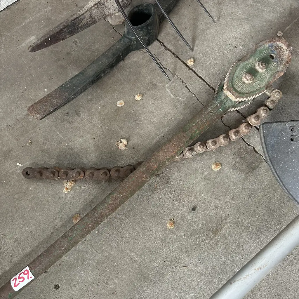 Record 233 chain pipe wrench Image 1++