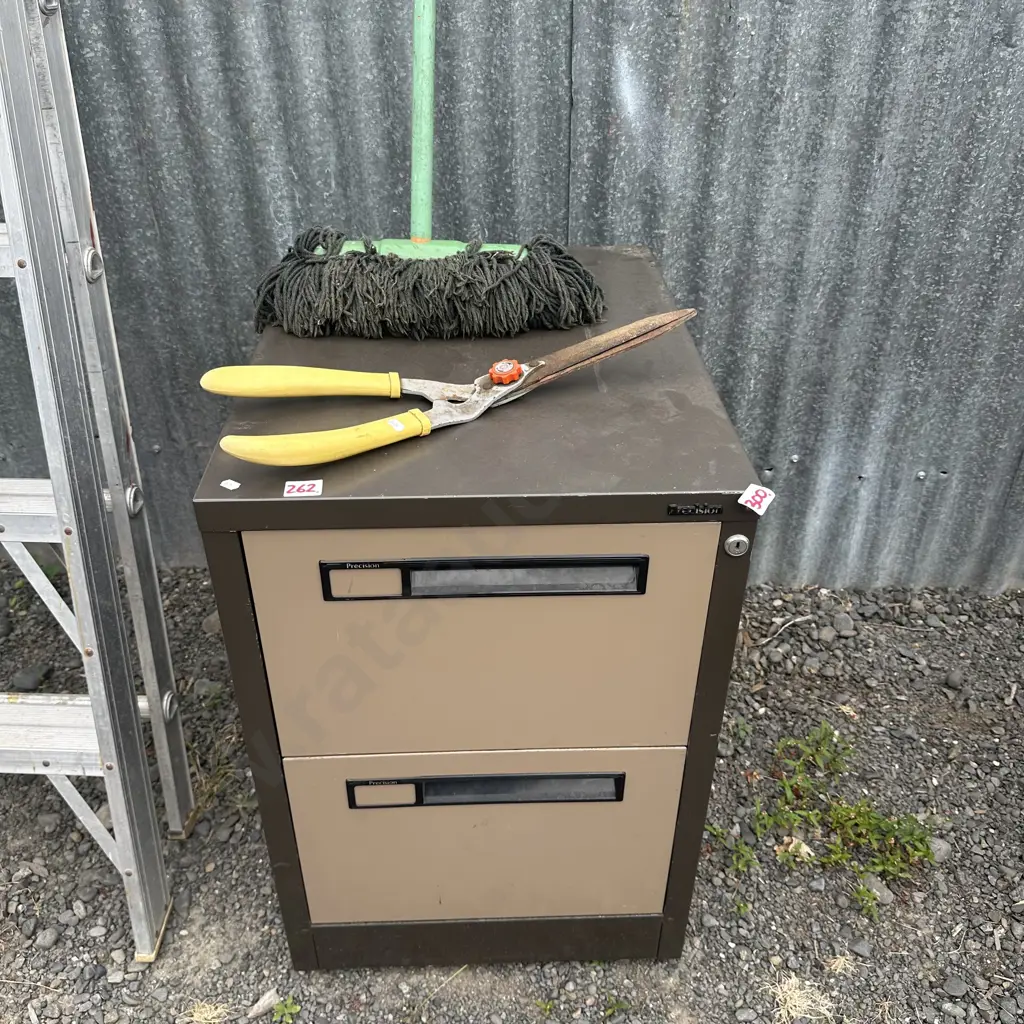 clippers, file, mop Image 1++