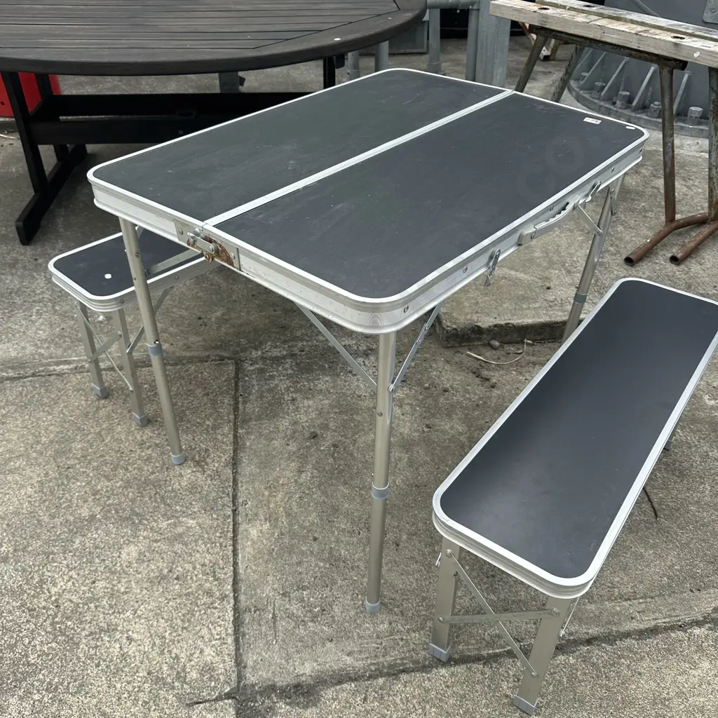 camping table and chairs Image 1++