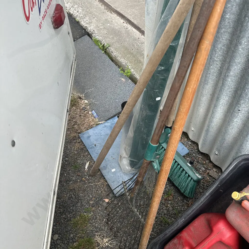 broom , stand, netting, tools Image 1++